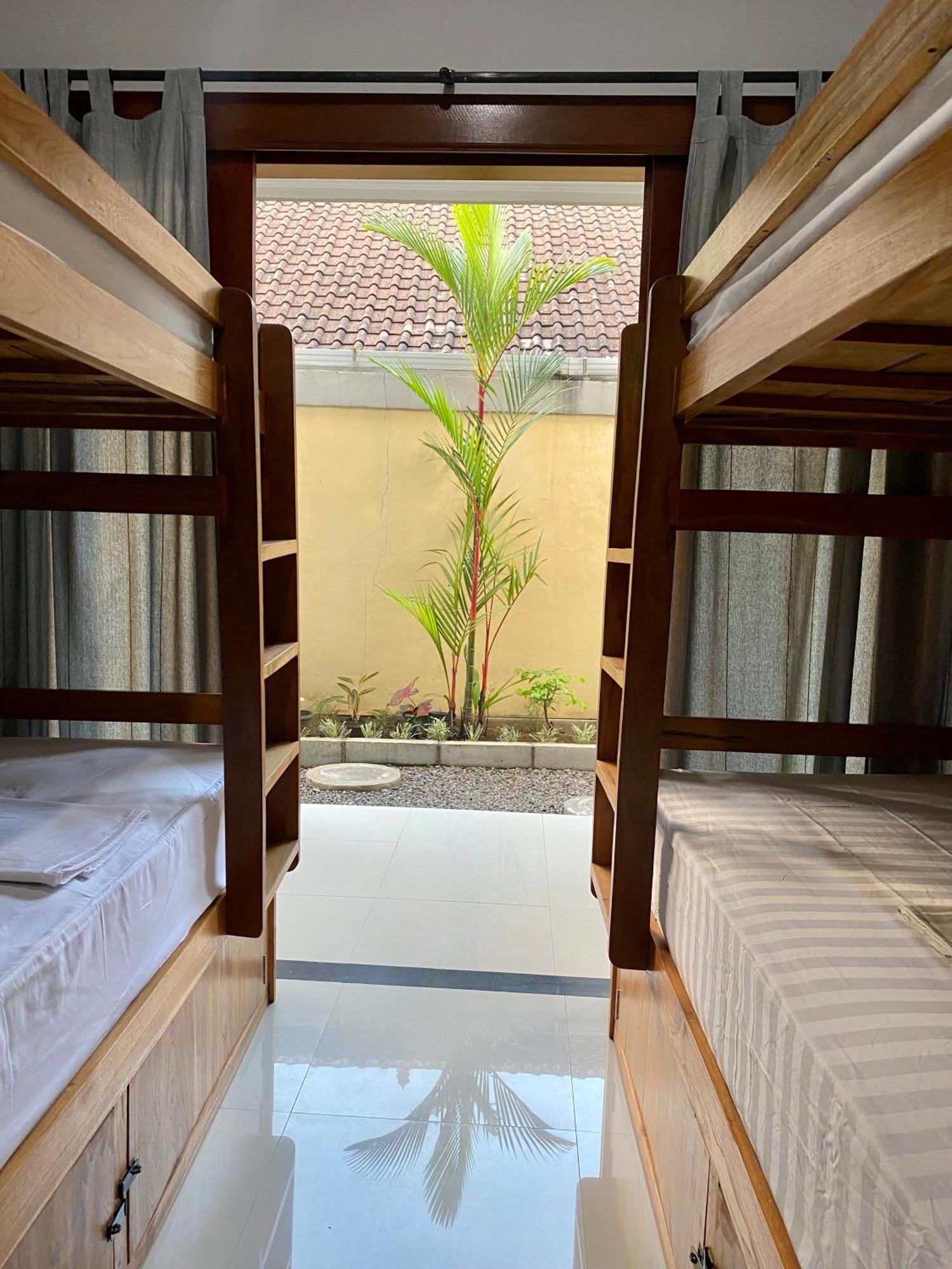 Amigos Guesthouse & Hostel Canggu Esterno foto